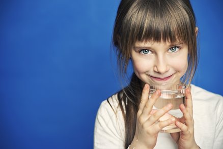 Nic moc vysvědčení? Možná vaše dítě málo pije