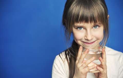 Nic moc vysvědčení? Možná vaše dítě málo pije