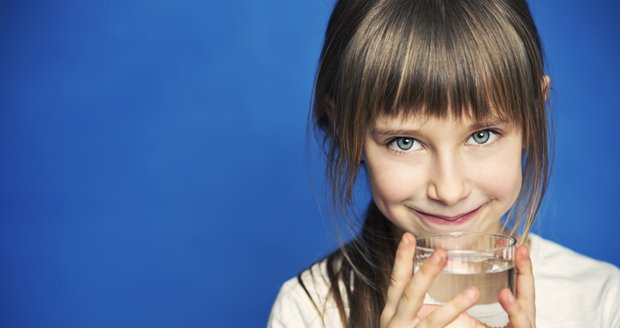 Nic moc vysvědčení? Možná vaše dítě málo pije