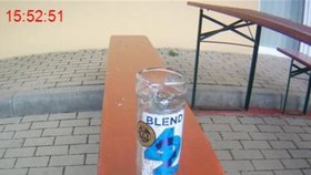 Láhev vodky, kterou našli strážníci na Hněvkovského ulici. Školačka s 2 promile podle svých slov vypila půl litru lihoviny.