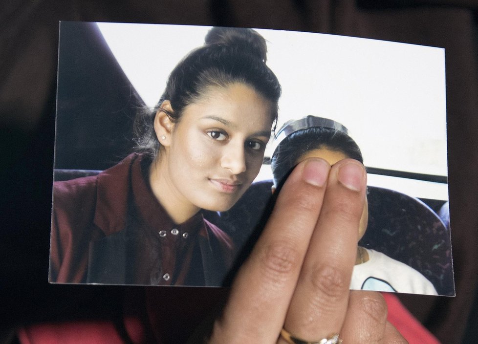 Sestra jedné ze tří školaček, které utekly z Londýna do Sýrie, drží foto „uprchlice“ Shamimy