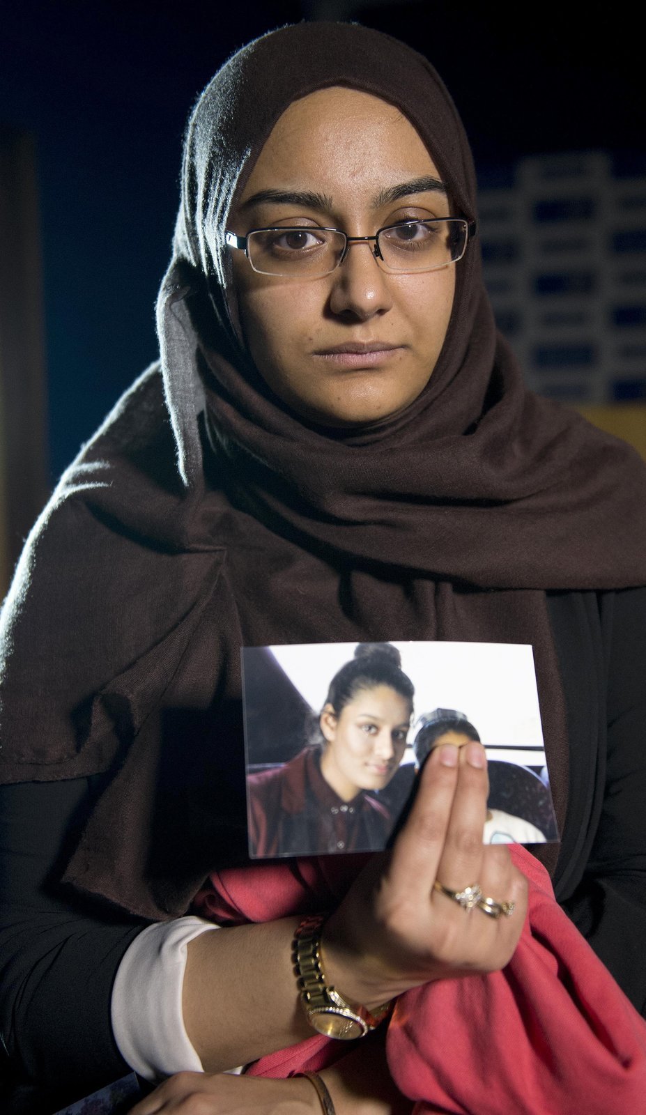 Sestra jedné ze tří školaček, které utekly z Londýna do Sýrie, drží foto „uprchlice“ Shamimy
