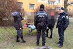 Školačky (14) se v Plzni opily u dětského hřiště.