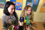 Zleva: Sára Bukovská (11) a Izabela Jefimova (12), které zachránily život dvouleté dívce.