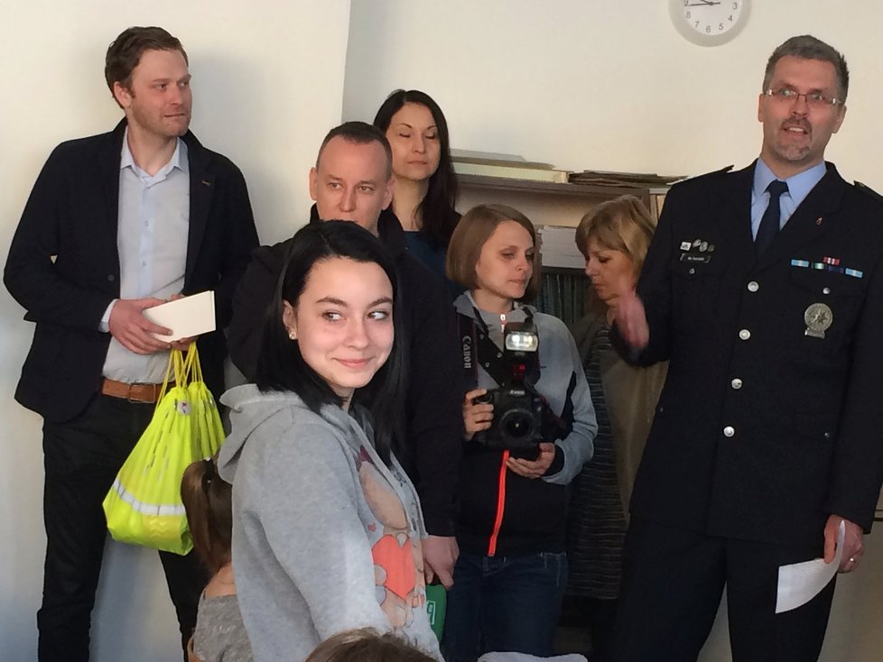 Děvčata byla zájmem novinářů zaskočena. Na snímku Sára Bukovská (11)