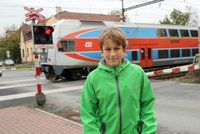 Žák 6. třídy zaznamenal nehodu autobusu, který přerazil závoru: Řidič křičel a vztekal se!