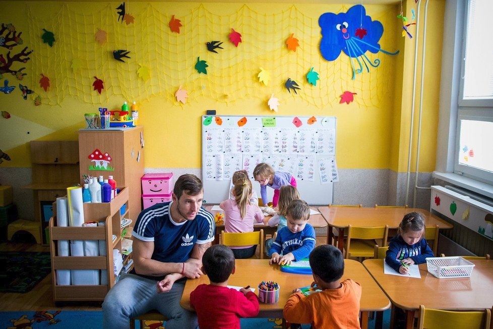 Zastánci ponechání povinnosti přijímat i dvouleté děti do školek poukazovali například na to, že matkám přináší možnost svobodně se rozhodnout.