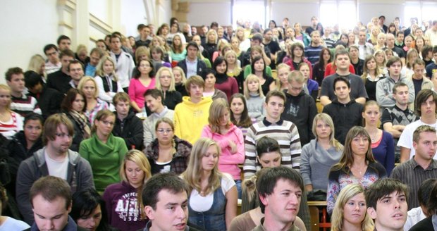 Podle většiny čtenářů se studenti pro plánované školné rozhodli sami...