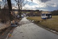 Na Jihlavsku havaroval školní autobus! Pro zraněného školáka letěl vrtulník