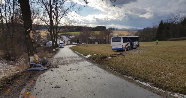 Na Jihlavsku havaroval školní autobus! Pro zraněného školáka letěl vrtulník