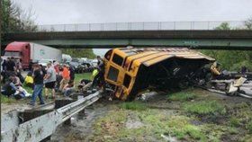 V Německu havaroval školní autobus, dvě děti nehodu nepřežily (ilustrační foto).
