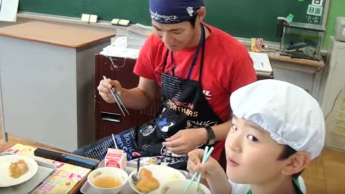 Jak se obědvá v jídelně v Japonsku.