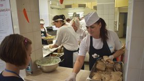 Praha chce více peněz pro školní kuchařky, školníky a uklízečky: Bude jednat s vládou