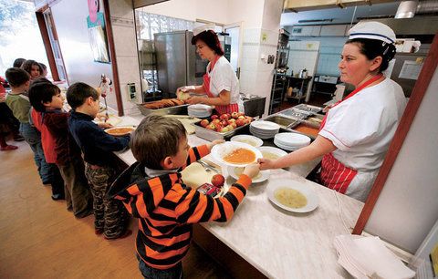 Obědy ve školních jídelnách mohou stát až o 20 procent víc. O kolik zdraží pražské školy?