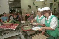 Školní jídelny za socialismu versus dnes: Co zůstalo oblíbené a co se už nevaří?