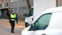 Strážník zastavuje dodávku, která se pokusila vjet do dobříšské školní ulice v době začátku vyučování Strážník zastavuje dodávku, která se pokusila vjet do dobříšské školní ulice v době začátku vyučování