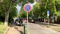 Celý den klid, ale ráno během půl hodiny stovka aut. Rodiče parkují na zákazu zastavení, ulicí se mezi pobíhajícími dětmi proplétají osobáky i dodávky. Celý den klid, ale ráno během půl hodiny stovka aut. Rodiče parkují na zákazu zastavení, ulicí se mezi pobíhajícími dětmi proplétají osobáky i dodávky.
