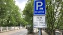 Celý den klid, ale ráno během půl hodiny stovka aut. Rodiče parkují na zákazu zastavení, ulicí se mezi pobíhajícími dětmi proplétají osobáky i dodávky. Celý den klid, ale ráno během půl hodiny stovka aut. Rodiče parkují na zákazu zastavení, ulicí se mezi pobíhajícími dětmi proplétají osobáky i dodávky.