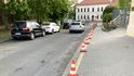 Před ZŠ Chvaly na okraji Prahy platí ráno zákaz vjezdu motorových vozidel, odpoledne jistí dodržování zákazu zastavení kužely Před ZŠ Chvaly na okraji Prahy platí ráno zákaz vjezdu motorových vozidel, odpoledne jistí dodržování zákazu zastavení kužely
