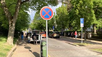 Celý den klid, ale ráno během půl hodiny stovka aut. Rodiče parkují na zákazu zastavení, ulicí se mezi pobíhajícími dětmi proplétají osobáky i dodávky. Celý den klid, ale ráno během půl hodiny stovka aut. Rodiče parkují na zákazu zastavení, ulicí se mezi pobíhajícími dětmi proplétají osobáky i dodávky.