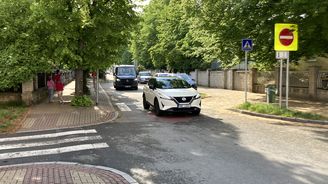 Celý den klid, ale ráno během půl hodiny stovka aut. Rodiče parkují na zákazu zastavení, ulicí se mezi pobíhajícími dětmi proplétají osobáky i dodávky. Celý den klid, ale ráno během půl hodiny stovka aut. Rodiče parkují na zákazu zastavení, ulicí se mezi pobíhajícími dětmi proplétají osobáky i dodávky.