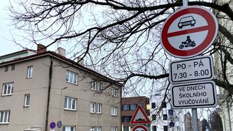 U nás se školní ulice značí zákazem vjezdu motorových vozidel, v zahraničí mají speciální značku. Čas platnosti vždy upravuje dodatková tabulka. U nás se školní ulice značí zákazem vjezdu motorových vozidel, v zahraničí mají speciální značku. Čas platnosti vždy upravuje dodatková tabulka.