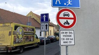 U nás se školní ulice značí zákazem vjezdu motorových vozidel, v zahraničí mají speciální značku. Čas platnosti vždy upravuje dodatková tabulka. U nás se školní ulice značí zákazem vjezdu motorových vozidel, v zahraničí mají speciální značku. Čas platnosti vždy upravuje dodatková tabulka.