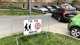 U nás se školní ulice značí zákazem vjezdu motorových vozidel, v zahraničí mají speciální značku. Čas platnosti vždy upravuje dodatková tabulka. U nás se školní ulice značí zákazem vjezdu motorových vozidel, v zahraničí mají speciální značku. Čas platnosti vždy upravuje dodatková tabulka.