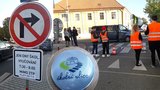 Konec „mamataxi“ v Praze? Rodiče se před vyučováním autem ke škole nedostanou, město testuje nový projekt