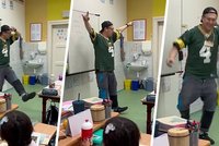 Rapující školník ze základky boří internet: Trsá na vyjmenovaná slova!