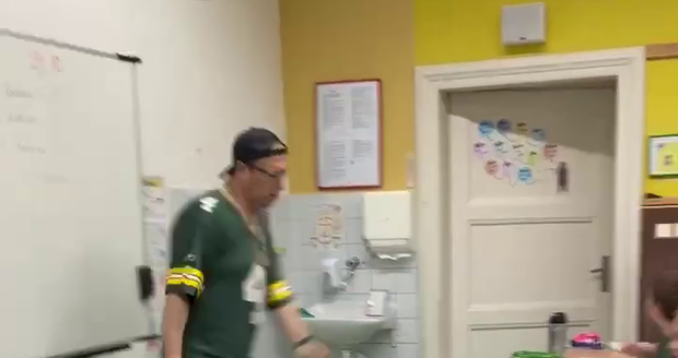 Anak sekolah René Chmelař (51) dari ZŠ Město Albrechtice menghebohkan internet dengan video di mana dia melakukan rap pada kata-kata yang tercantum. Anak sekolah René Chmelař (51) dari ZŠ Město Albrechtice menghebohkan internet dengan video di mana dia melakukan rap pada kata-kata yang tercantum.