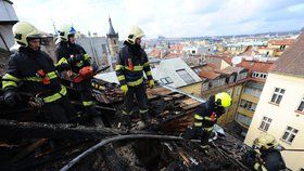 Pražští hasiči zasahovali v neděli u požáru domu v centru Prahy.