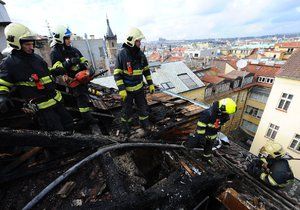 Pražští hasiči zasahovali v neděli u požáru domu v centru Prahy.