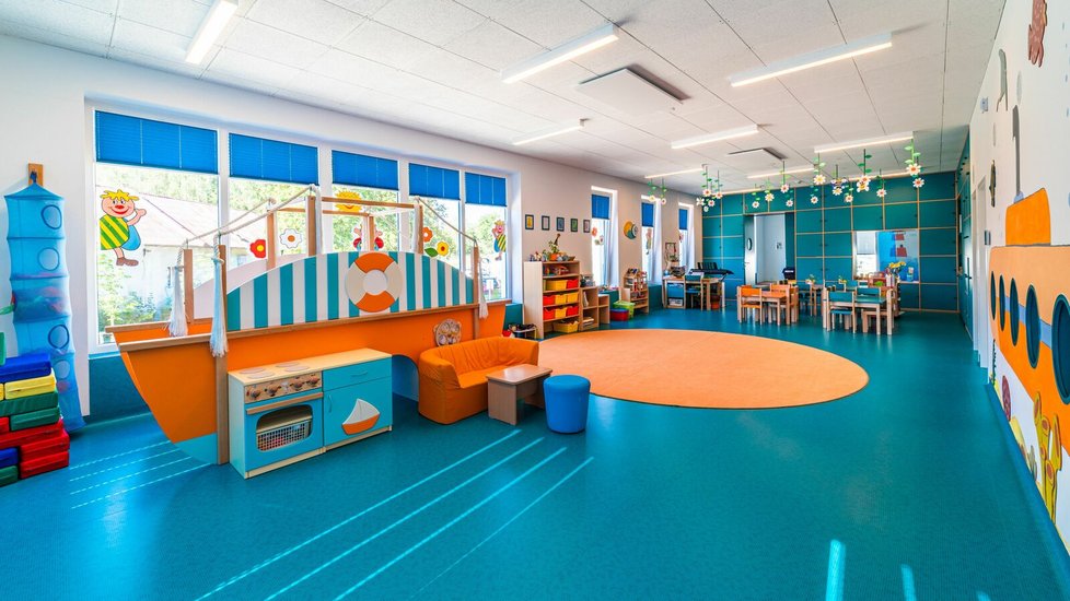 Interiér školky pracuje s hravými barvami, které podporují dětskou představivost.