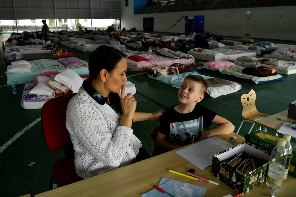 Ukrajinské děti se učí v táborech, místy se dostali i do škol zemí, kam uprchli