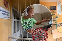 Některé pražské děti musí distanční výuku zvládnout offline. Chybí jim počítače i internet