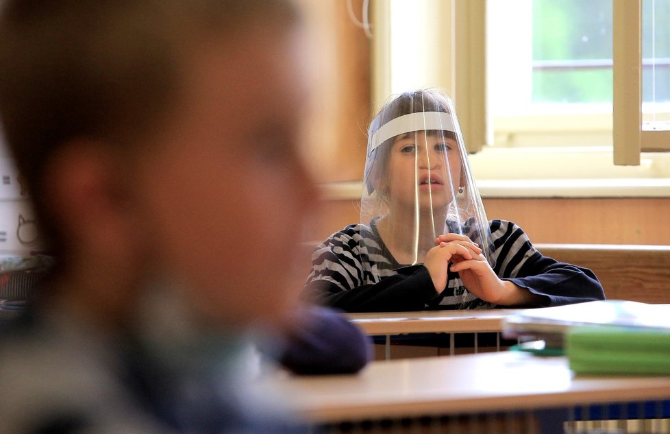 Žáci a studenti po celém světě se vracejí do škol po pandemii koronaviru