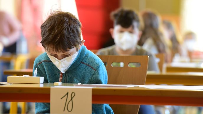 Antigenní testování dětí na koronavirus v olomoucké základní škole Mozartova. Vláda rozhodla, že žáci prvního stupně základních škol se od tohoto dne vrátí do lavic v rotační formě, ve školách je jen polovina žáků (12. 4. 2021)