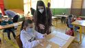 Antigenní testování dětí na koronavirus v olomoucké základní škole Mozartova. Vláda rozhodla, že žáci prvního stupně základních škol se od tohoto dne vrátí do lavic v rotační formě, ve školách je jen polovina žáků (12. 4. 2021)