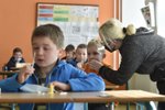 Na Základní škole Rovniny v Hlučíně na Opavsku byla obnovena výuka pro žáky prvního stupně (12. 4. 2021)