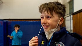 Žáci základní školy Chabařovice na Ústecku si provádí v tělocvičně školy testy na koronavirus. Vláda rozhodla, že žáci prvního stupně základních škol se od tohoto dne vrátí do lavic v rotační formě, ve školách je jen polovina žáků (12. 4. 2021).