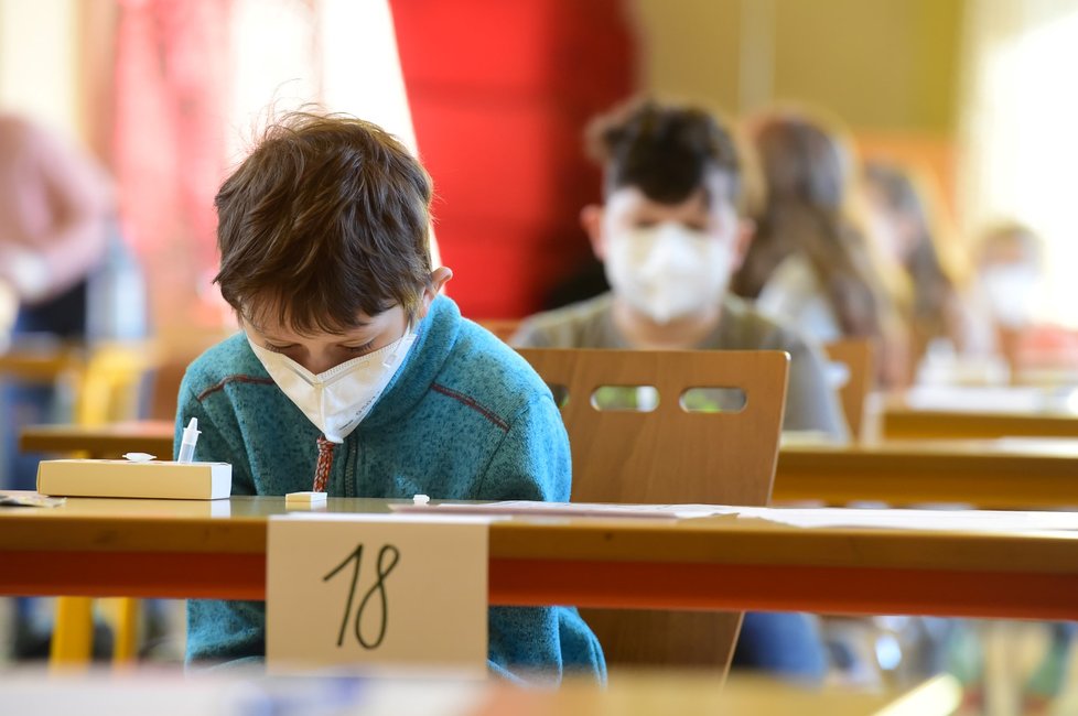 Antigenní testování dětí na koronavirus v olomoucké základní škole Mozartova. Vláda rozhodla, že žáci prvního stupně základních škol se od tohoto dne vrátí do lavic v rotační formě, ve školách je jen polovina žáků (12. 4. 2021)