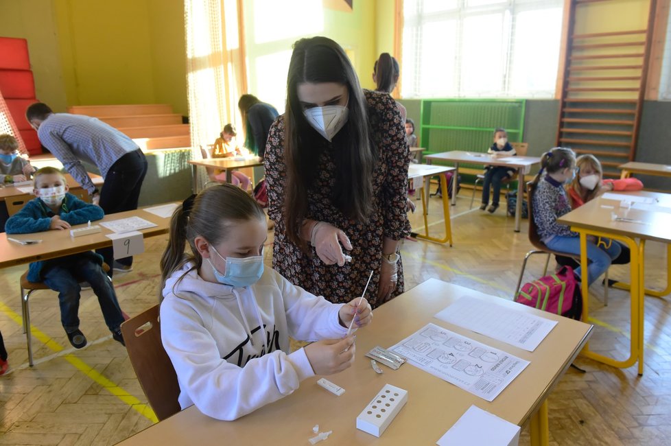 Strany slibují pro školství víc peněz, úpravy učiva či změny v inkluzi.