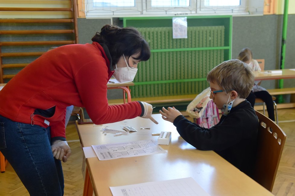 Antigenní testování dětí na koronavirus v olomoucké základní škole Mozartova. Vláda rozhodla, že žáci prvního stupně základních škol se od tohoto dne vrátí do lavic v rotační formě, ve školách je jen polovina žáků (12. 4. 2021).