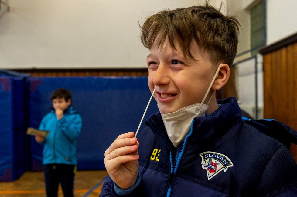 Žáci Základní školy Chabařovice na Ústecku si provádí v tělocvičně školy testy na koronavirus. Vláda rozhodla, že žáci prvního stupně základních škol se od tohoto dne vrátí do lavic v rotační formě, ve školách je jen polovina žáků (12. 4. 2021).