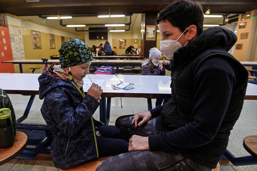 Žáci prvního stupně ZŠ Mezi Školami v Praze si v doprovodu rodičů provádějí antigenní test. Žáci se vrátili do lavic, třídy se budou střídat po týdnech. Podmínkou prezenční výuky bude antigenní test žáků i pracovníků škol dvakrát týdně (12. 4. 2021)