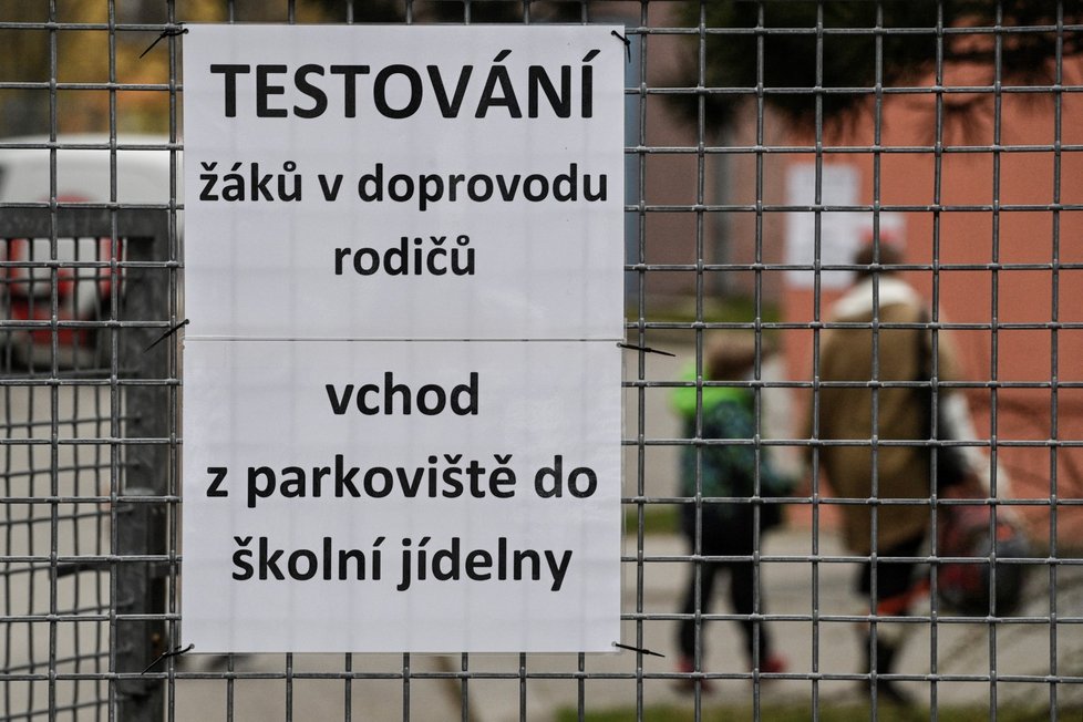 Žáci prvního stupně ZŠ Mezi Školami v Praze si v doprovodu rodičů provádějí antigenní test. Žáci se vrátili do lavic, třídy se budou střídat po týdnech. Podmínkou prezenční výuky bude antigenní test žáků i pracovníků škol dvakrát týdně (12. 4. 2021).