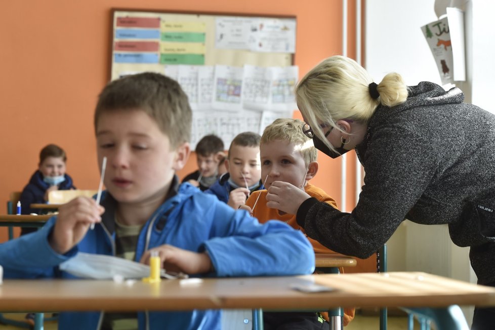 Na Základní škole Rovniny v Hlučíně na Opavsku byla obnovena výuka pro žáky prvního stupně (12. 4. 2021)