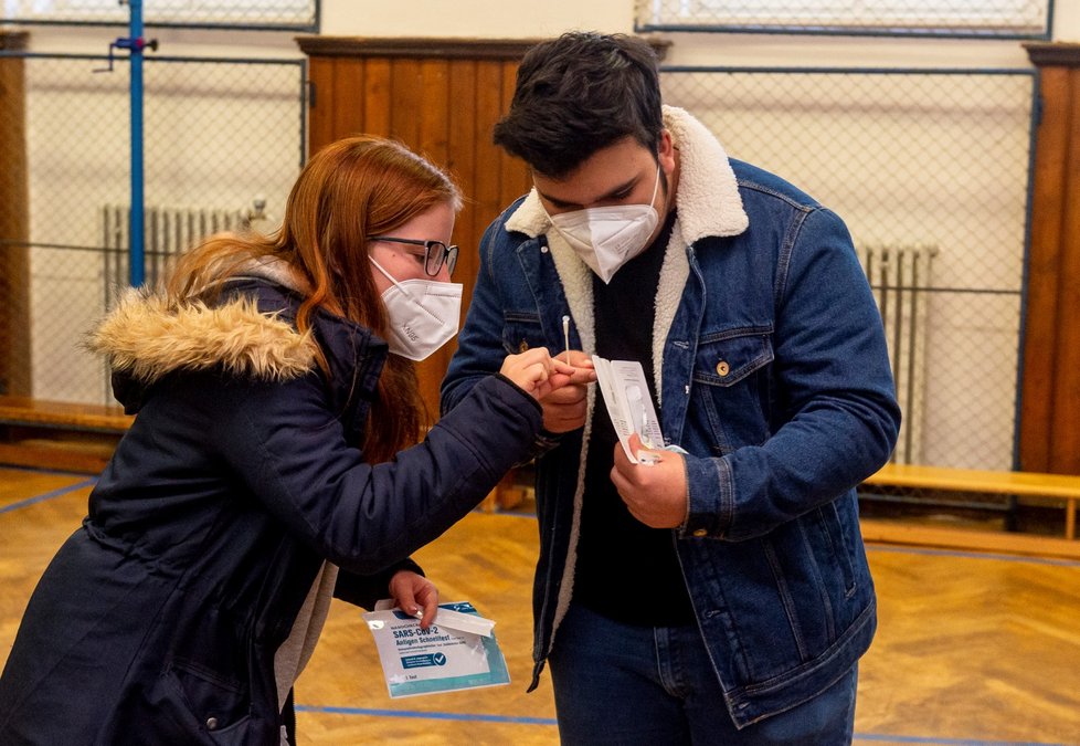 Žáci Základní školy Chabařovice na Ústecku si provádí v tělocvičně školy testy na koronavirus. Vláda rozhodla, že žáci prvního stupně základních škol se od tohoto dne vrátí do lavic v rotační formě, ve školách je jen polovina žáků (12. 4. 2021).