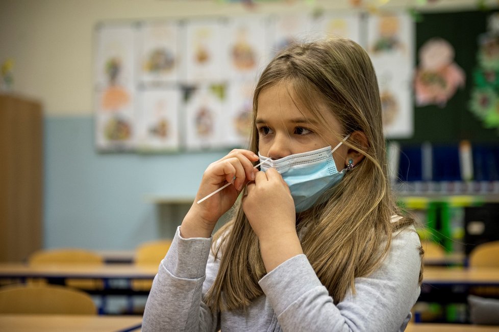 Žákyně si provádí odběr při testování na koronavirus v ZŠ Husova v Liberci, kam se vrátili školáci. Vláda rozhodla, že se od tohoto dne vrátí do lavic v rotační formě žáci prvního stupně základních škol, povinné je testování (12. 4. 2021)